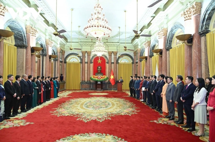 President presents appointment decisions to Vietnamese ambassadors